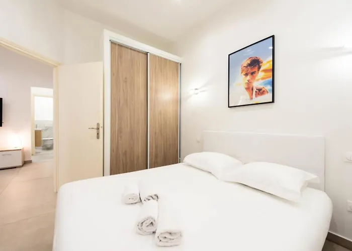 Moderne En Plein Centre ! - Moderne En Plein Centre ! Mae-2463 *